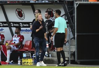 Stephan Küsters, Sportlicher Leiter von Viktoria Köln (Mitte), diskutiert.