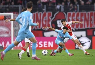 Ayoube Amaimouni-Echghouyab
(vorne) behauptet sich gegen Ahmet Arslan.