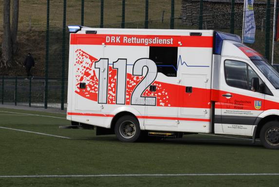Krankenwagen, Fußballplatz, Symbolbild, Rettungswagen, Saison 2017/18, Krankenwagen, Fußballplatz, Symbolbild, Rettungswagen, Saison 2017/18